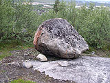 Single stones - a customary landscape on Kola peninsula. Relicts of a drift epoch. Photo: Saprykin, 334x250p, 42kb