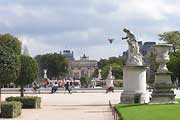 Arc du Carrousel through Jardin des Tuileries, photo: Prokhorova, 600x400p, 40kb